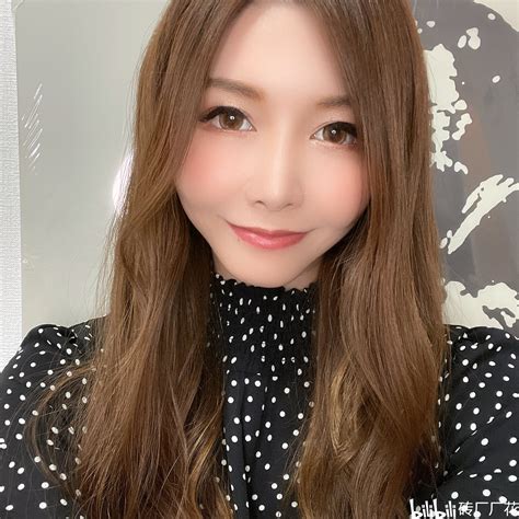 愛弓涼 .